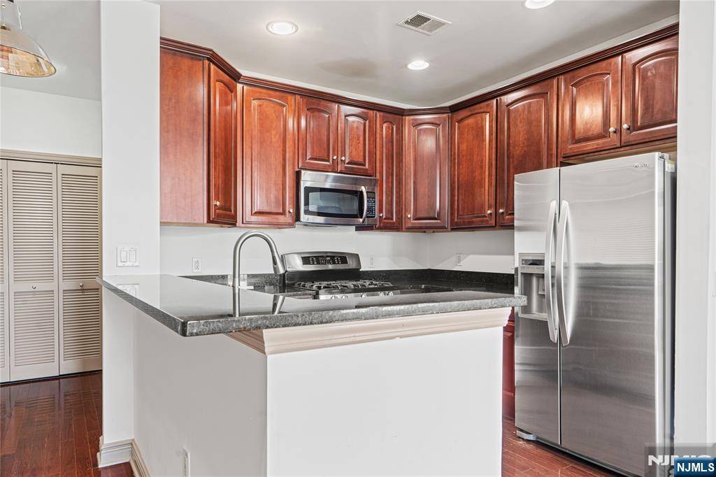 North Bergen, NJ 07047,7400 River RD #304