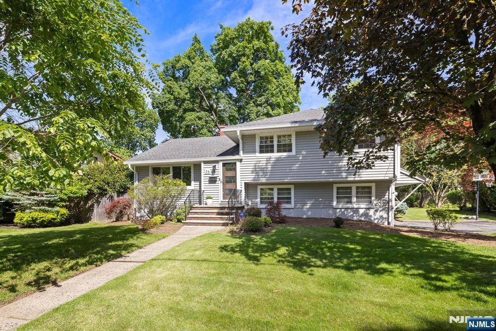 Tenafly, NJ 07670,26 Clover ST