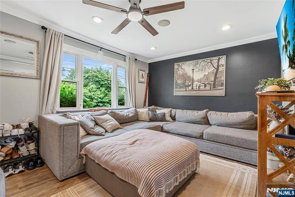 Totowa, NJ 07512,9 Knollwood RD