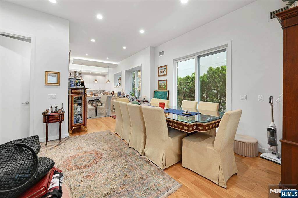 Edgewater, NJ 07020,720 Undercliff AVE