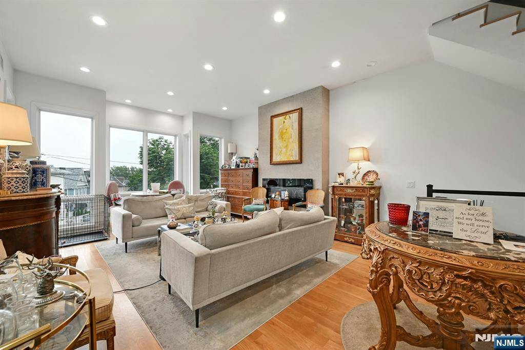 Edgewater, NJ 07020,720 Undercliff AVE