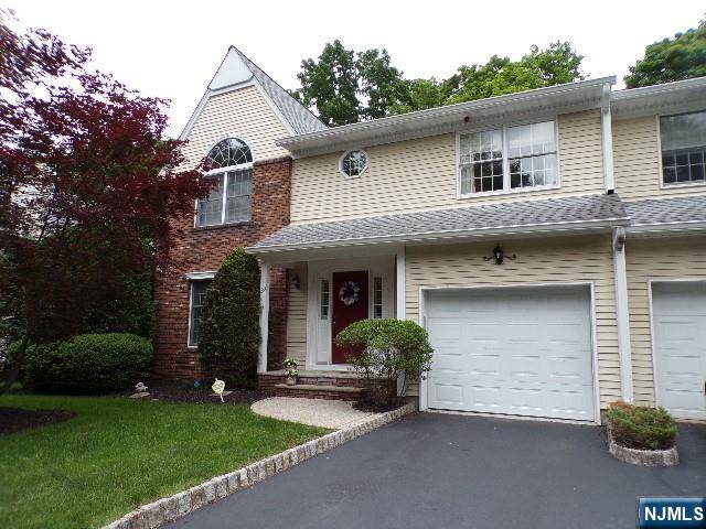 Ridgewood, NJ 07450,20 Carriage LN