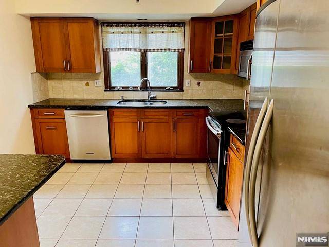 Palisades Park, NJ 07650,409 3rd ST #1st FL