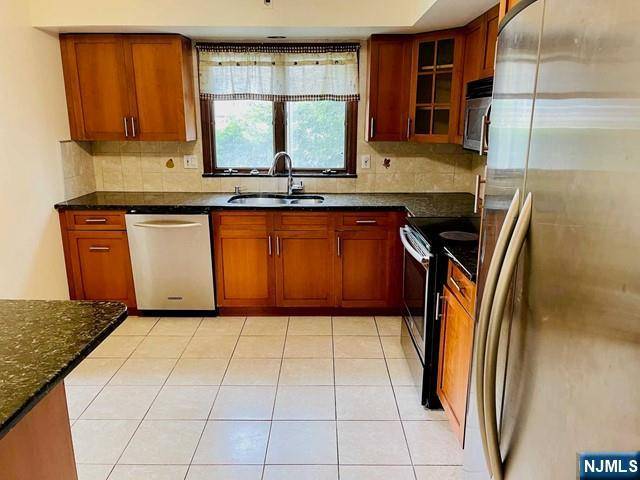Palisades Park, NJ 07650,409 3rd ST #1st FL