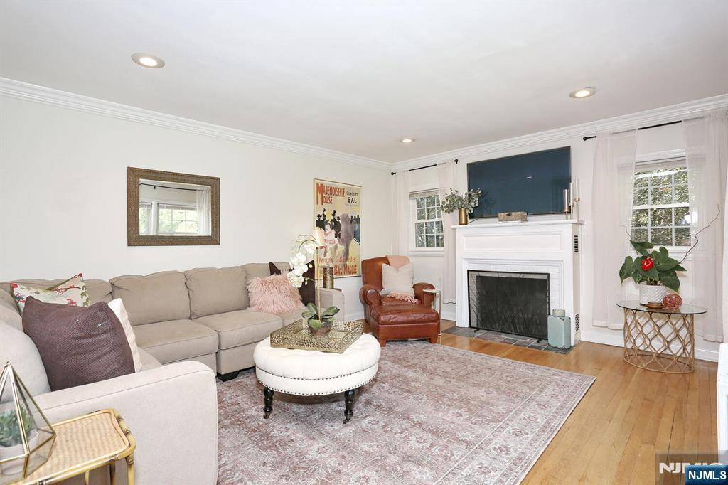 Glen Rock, NJ 07452,853 S MAPLE AVE