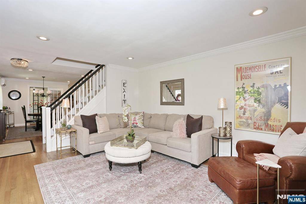 Glen Rock, NJ 07452,853 S MAPLE AVE