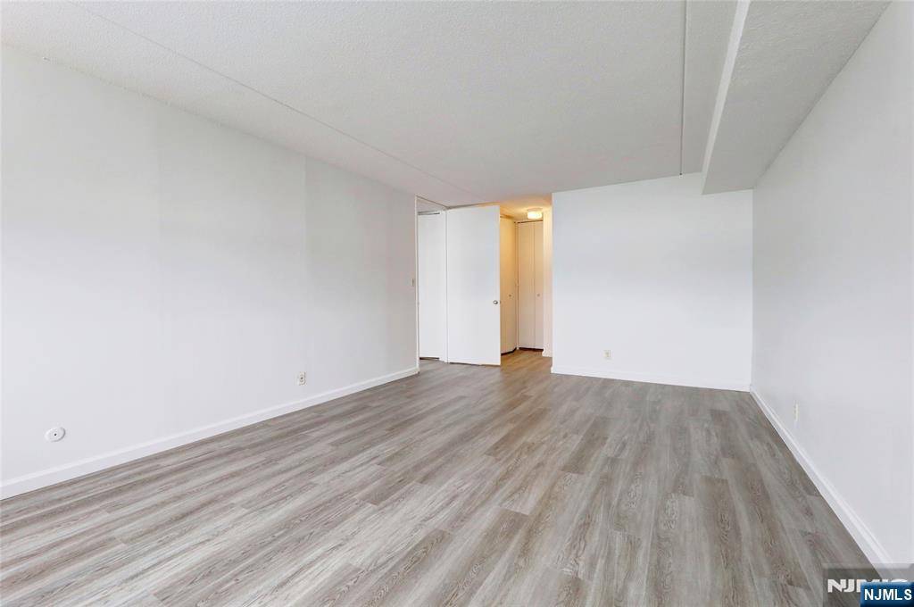 Guttenberg, NJ 07093,7002 Boulevard East #15p
