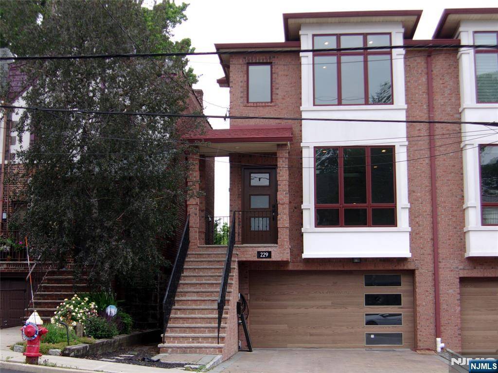 Fort Lee, NJ 07024,229 Mcelroy AVE