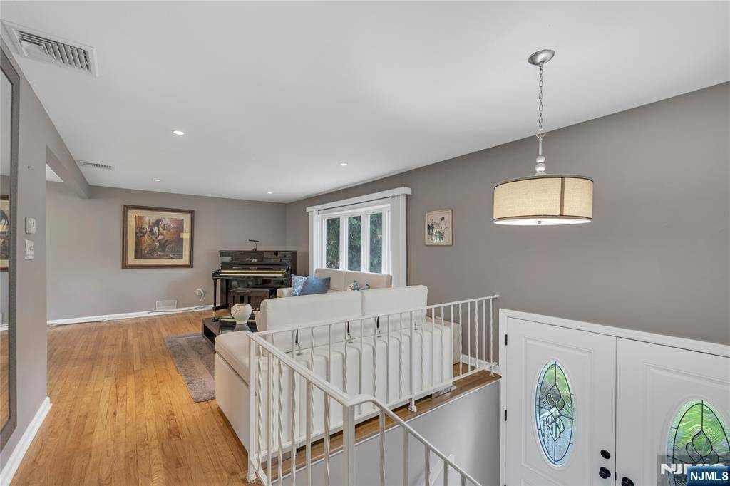 Livingston, NJ 07039,71 Glendale AVE