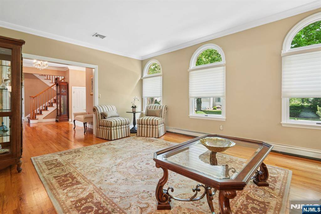Paramus, NJ 07652,313 Cardinal PL