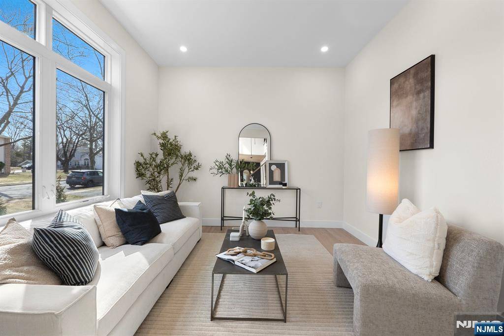Paramus, NJ 07652,623 Alberta DR