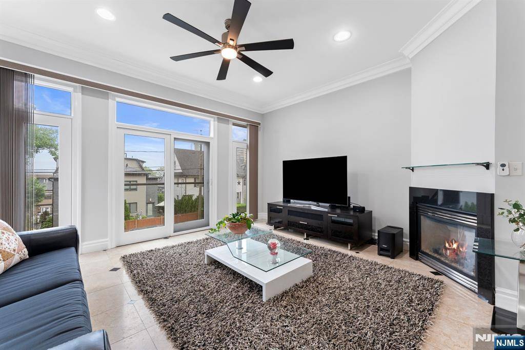 Edgewater, NJ 07020,52 Myrtle AVE #B