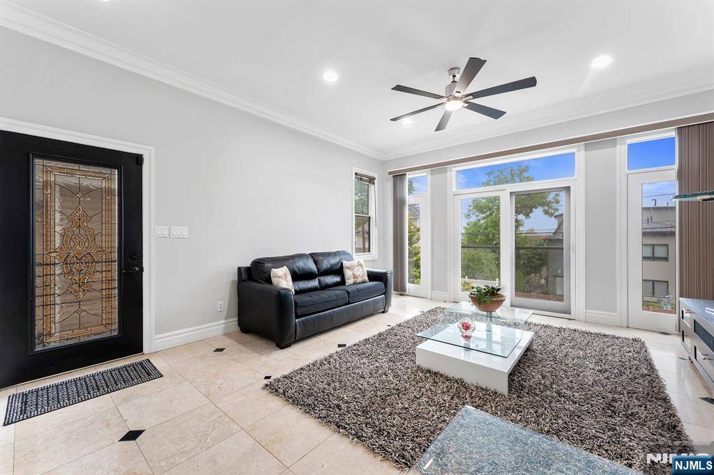 Edgewater, NJ 07020,52 Myrtle AVE #B