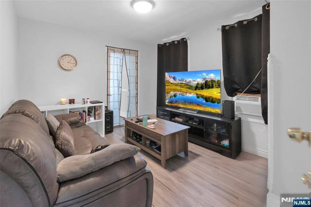 Paterson, NJ 07522,123 Coral ST