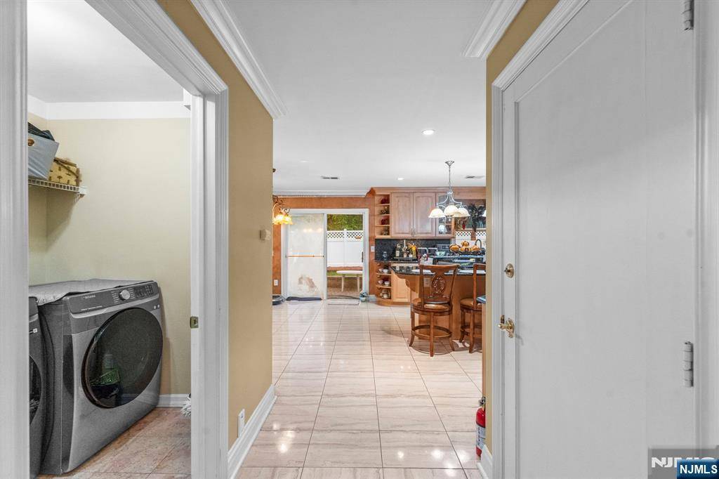 Paramus, NJ 07652,162 Split Rock RD