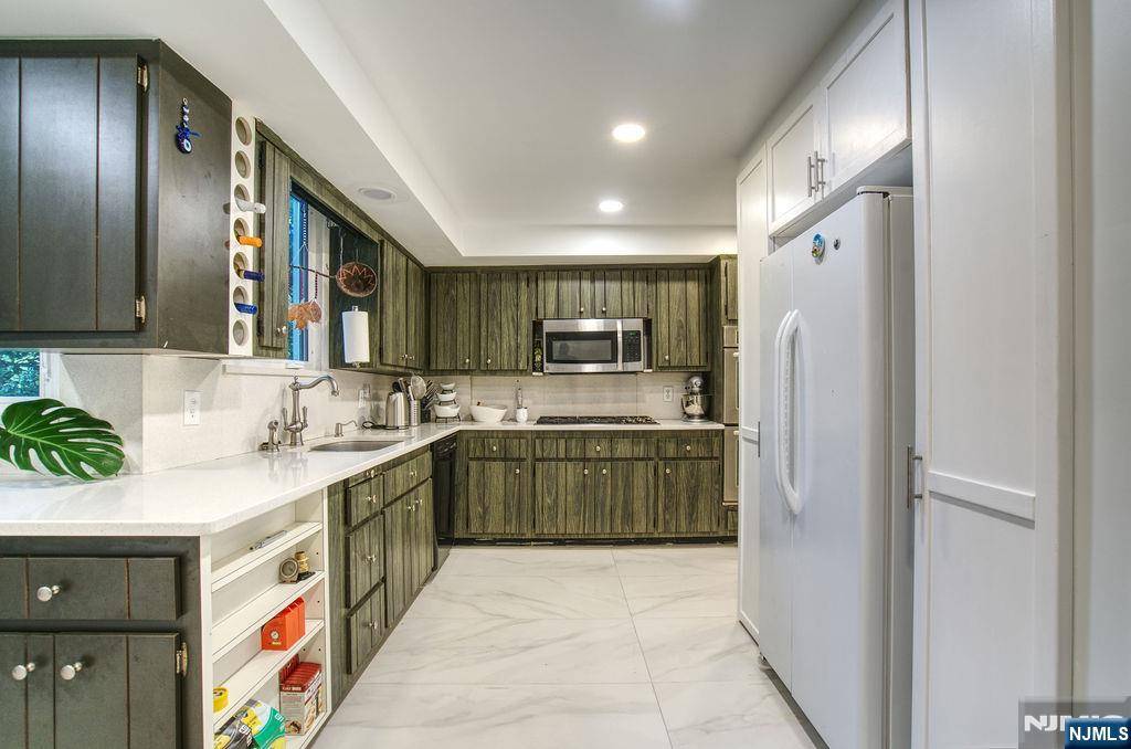 Glen Rock, NJ 07452,91 Birchwood RD