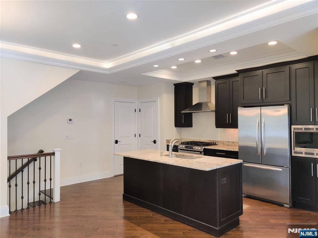 Edgewater, NJ 07020,12 Marquis CT