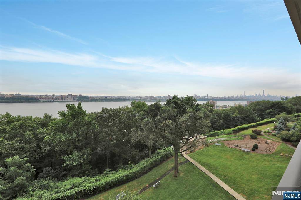 Fort Lee, NJ 07024,4 Horizon RD #404