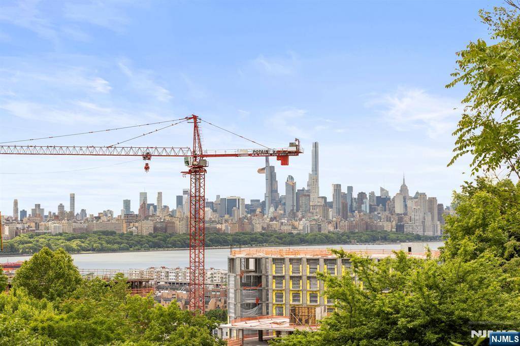 Cliffside Park, NJ 07010,40 Overlook AVE