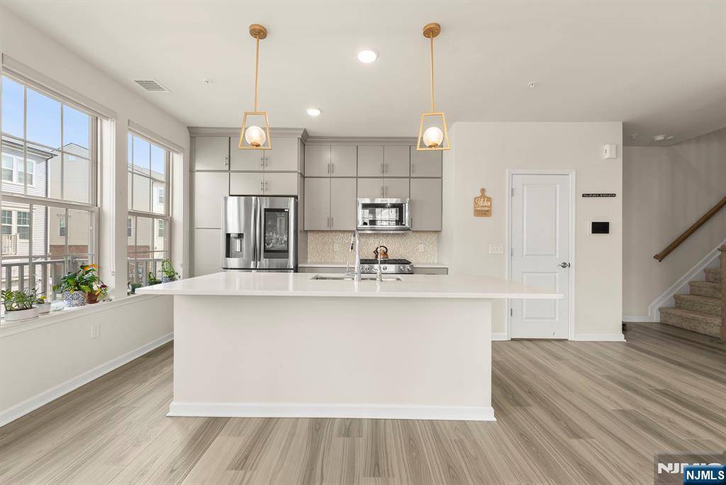 Wood Ridge, NJ 07075,4 Arnold DR #5302