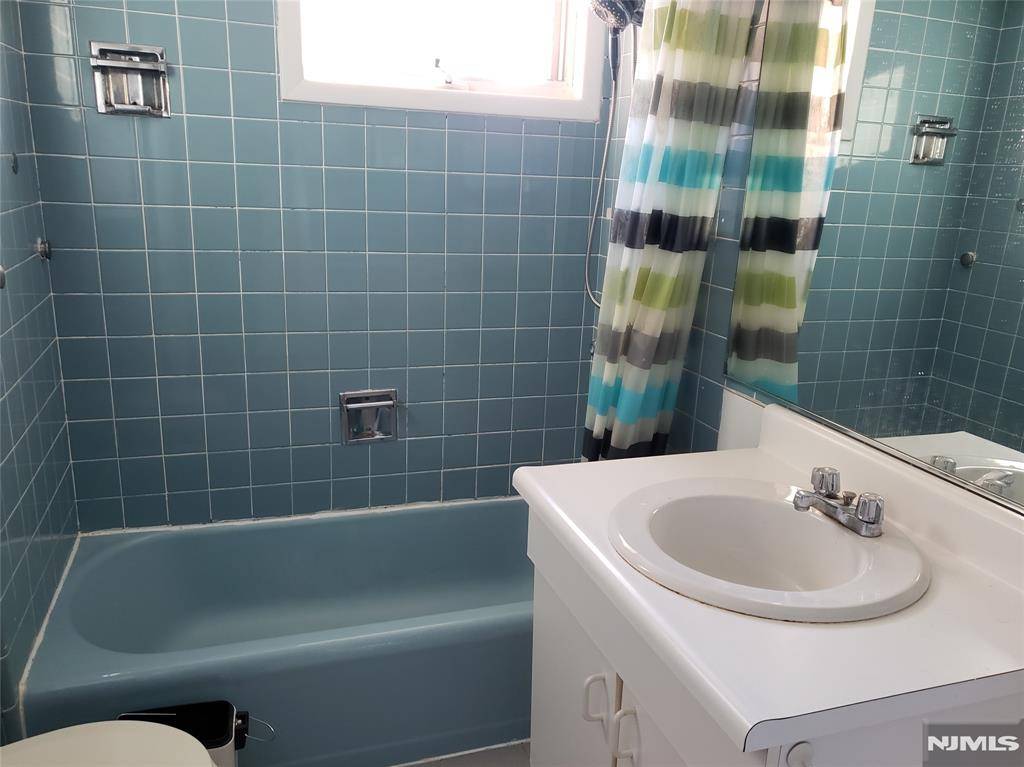 Montclair, NJ 07042,25 Valley RD #2