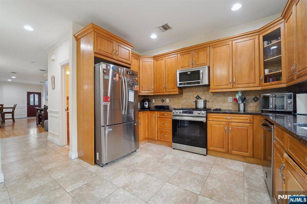 Cliffside Park, NJ 07010,411 Washington AVE