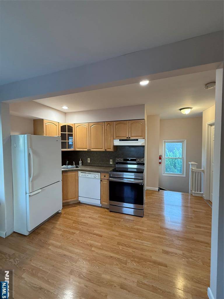 Wallington, NJ 07057,24 Bond ST #2