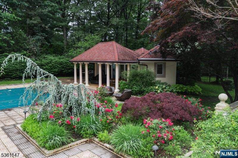 Livingston, NJ 07039,8 Driftwood DR