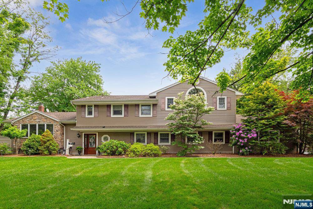 Wyckoff, NJ 07481,446 Victor WAY