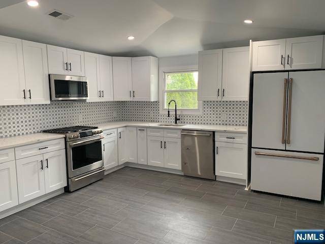 Ridgefield Park, NJ 07603,19 Roosevelt AVE