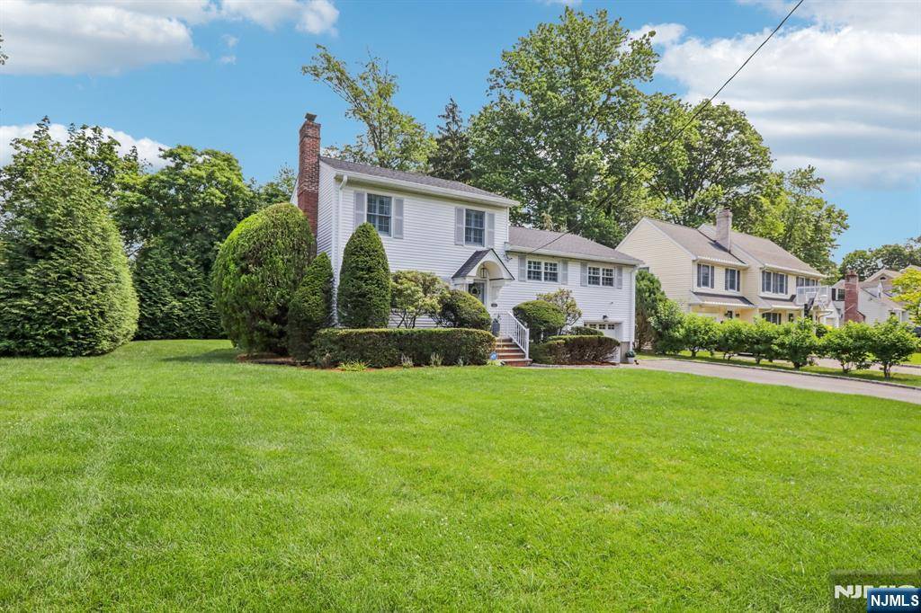 Glen Rock, NJ 07452,122 Greenway RD
