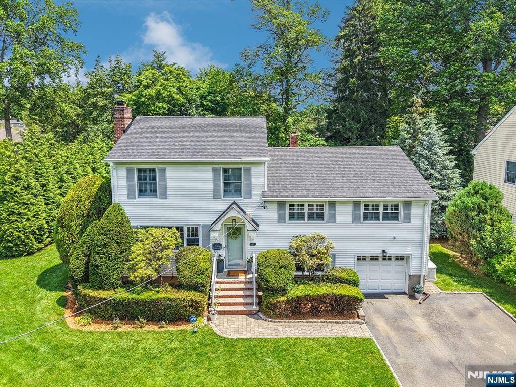 Glen Rock, NJ 07452,122 Greenway RD