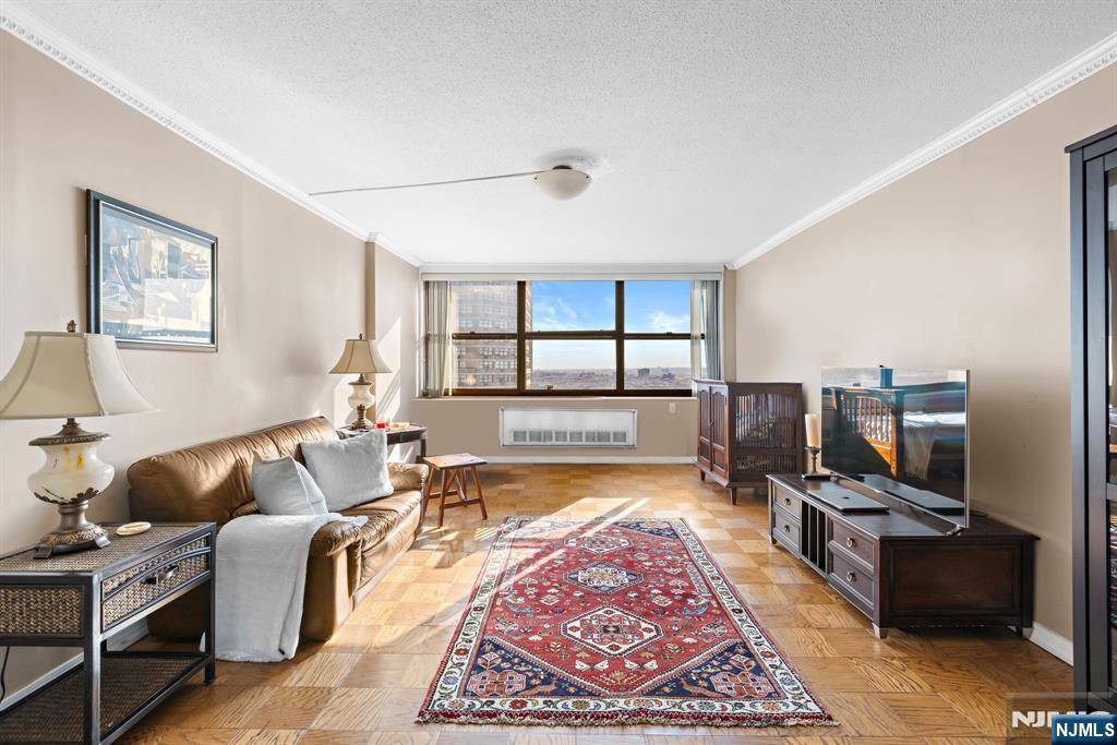 Guttenberg, NJ 07093,7004 JFK B 70th #40G