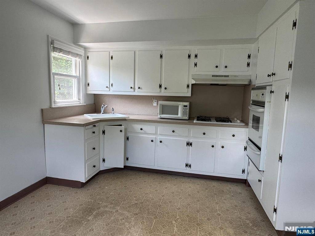 Paramus, NJ 07652,16 Shelby AVE #2nd Fl