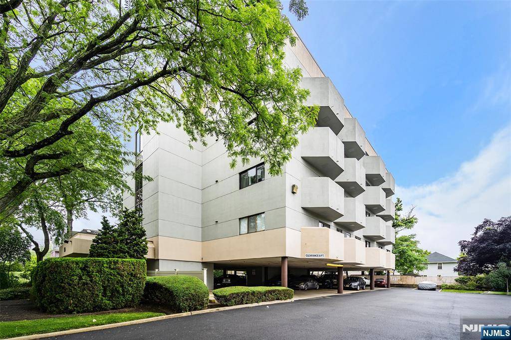 Hackensack, NJ 07601,50 Euclid AVE #2G
