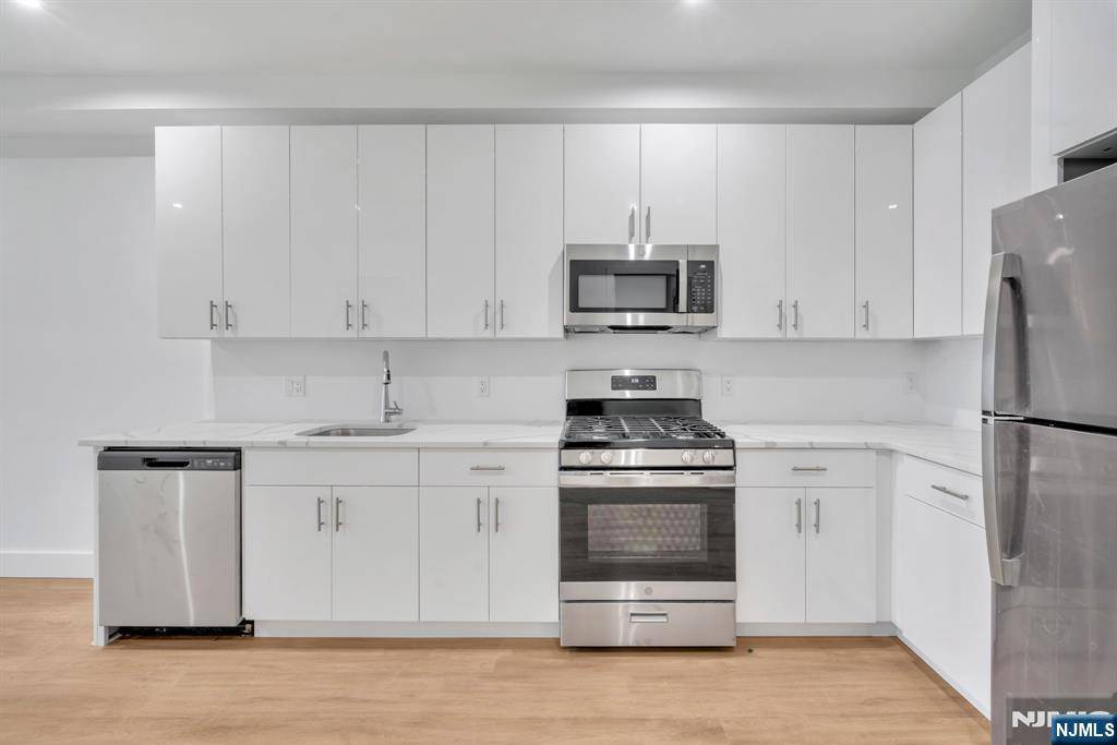 North Bergen, NJ 07047,3309 Liberty AVE #405