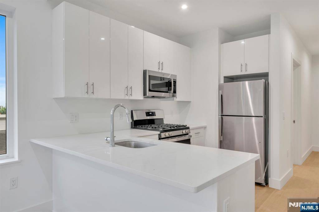 North Bergen, NJ 07047,3309 Liberty AVE #407