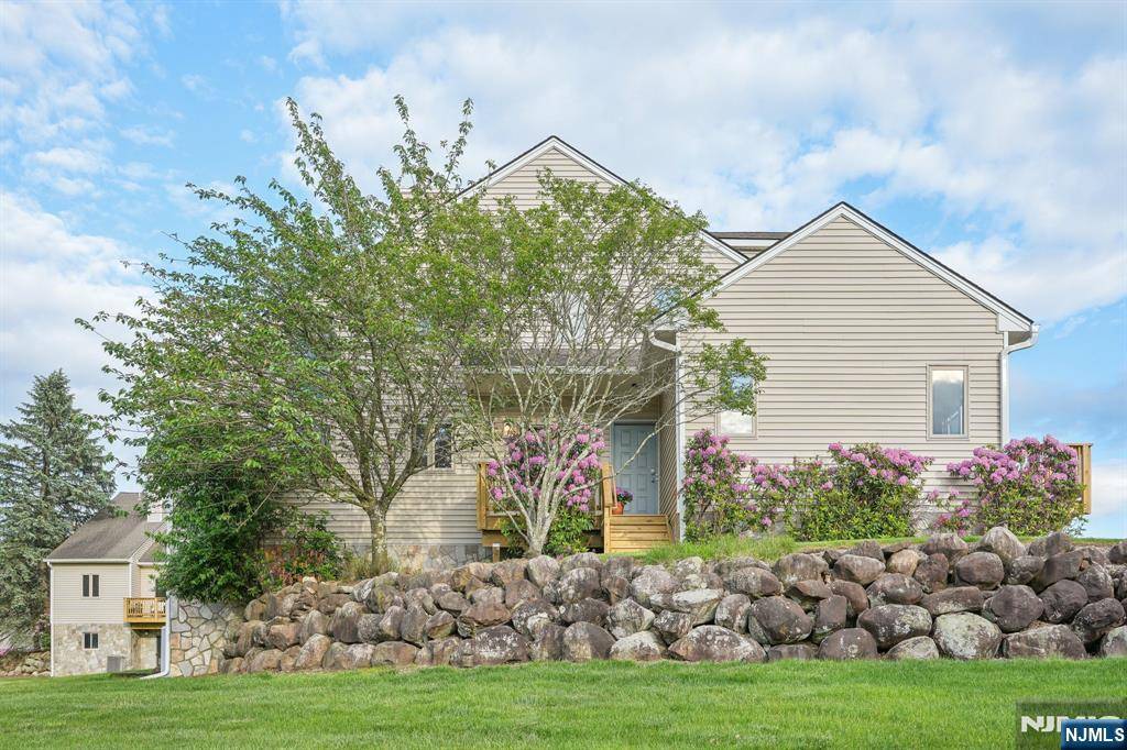 West Orange, NJ 07052,76 Davey DR