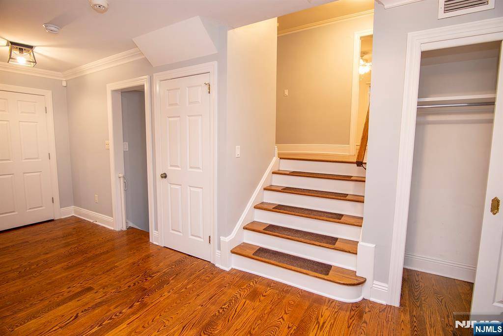 Tenafly, NJ 07670,24 Knoll RD