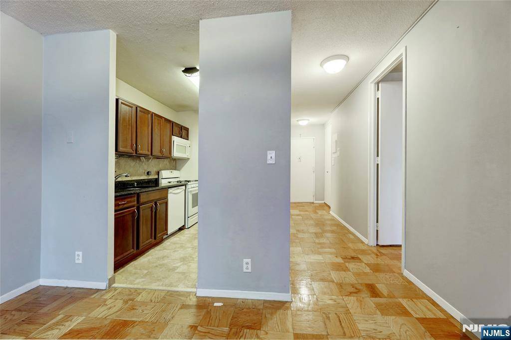 Guttenberg, NJ 07093,7002 Boulevard East #12G