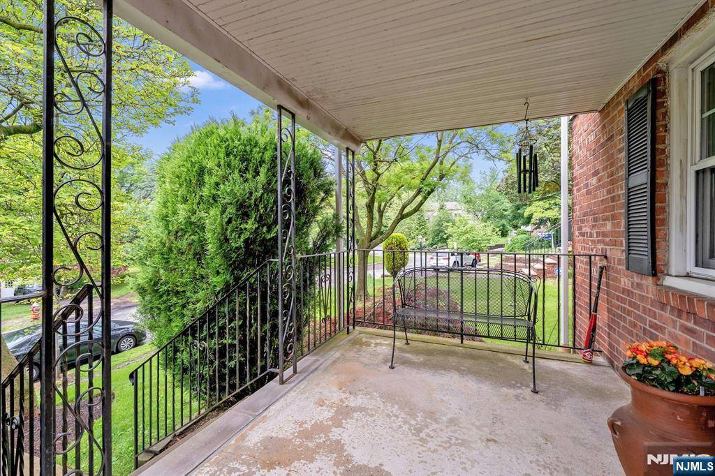 Leonia, NJ 07605,213 Warwick LN