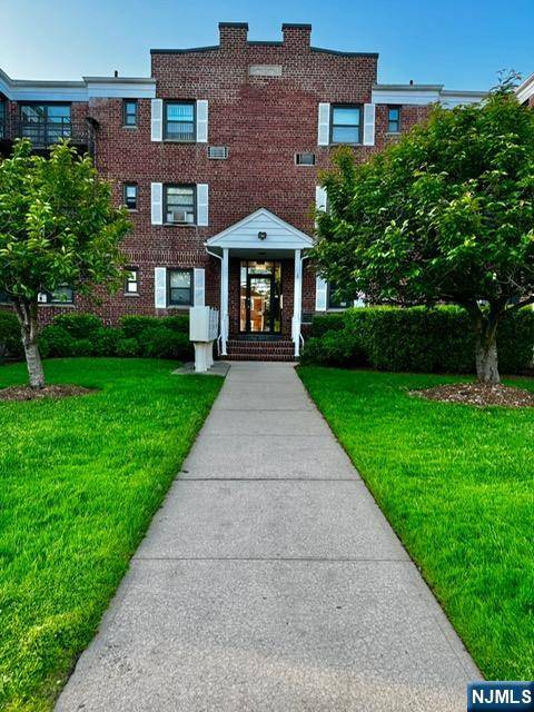 Bergenfield, NJ 07621,241 Main ST #2H