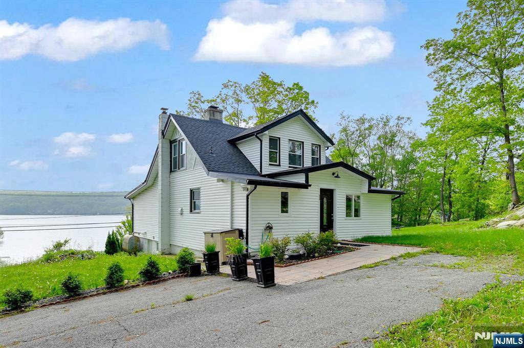 West Milford, NJ 07421,677 Warwick TPKE
