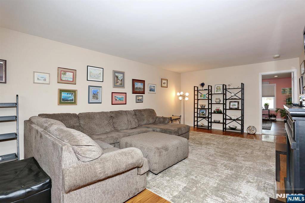 Bergenfield, NJ 07621,138 Vivyen ST