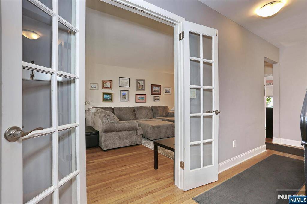 Bergenfield, NJ 07621,138 Vivyen ST