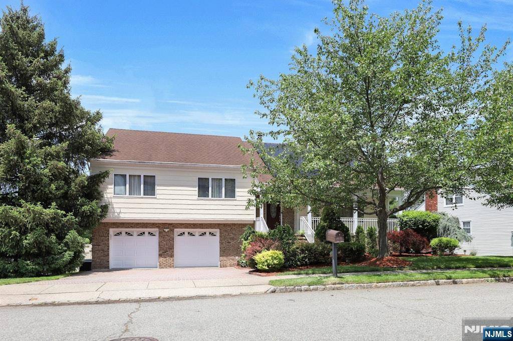 Leonia, NJ 07605,420 Golf Course DR