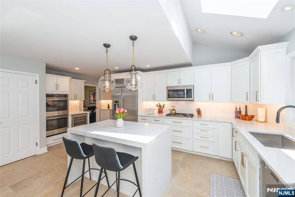 Wyckoff, NJ 07481,775 Albemarle ST