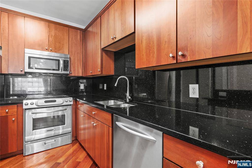 West New York, NJ 07093,22 Ave At Port Imperial #221