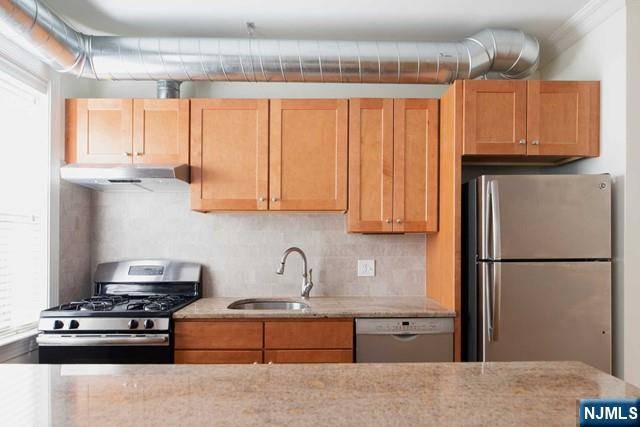 Ridgefield, NJ 07657,855 Broad AVE #45