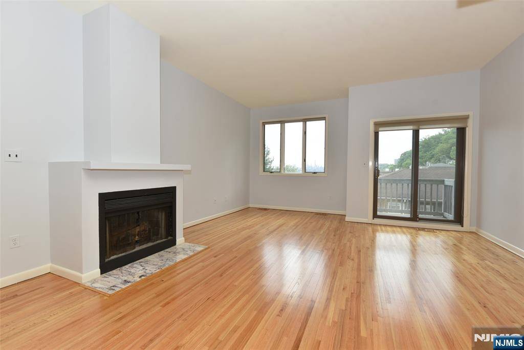 Edgewater, NJ 07020,8 Massa LN